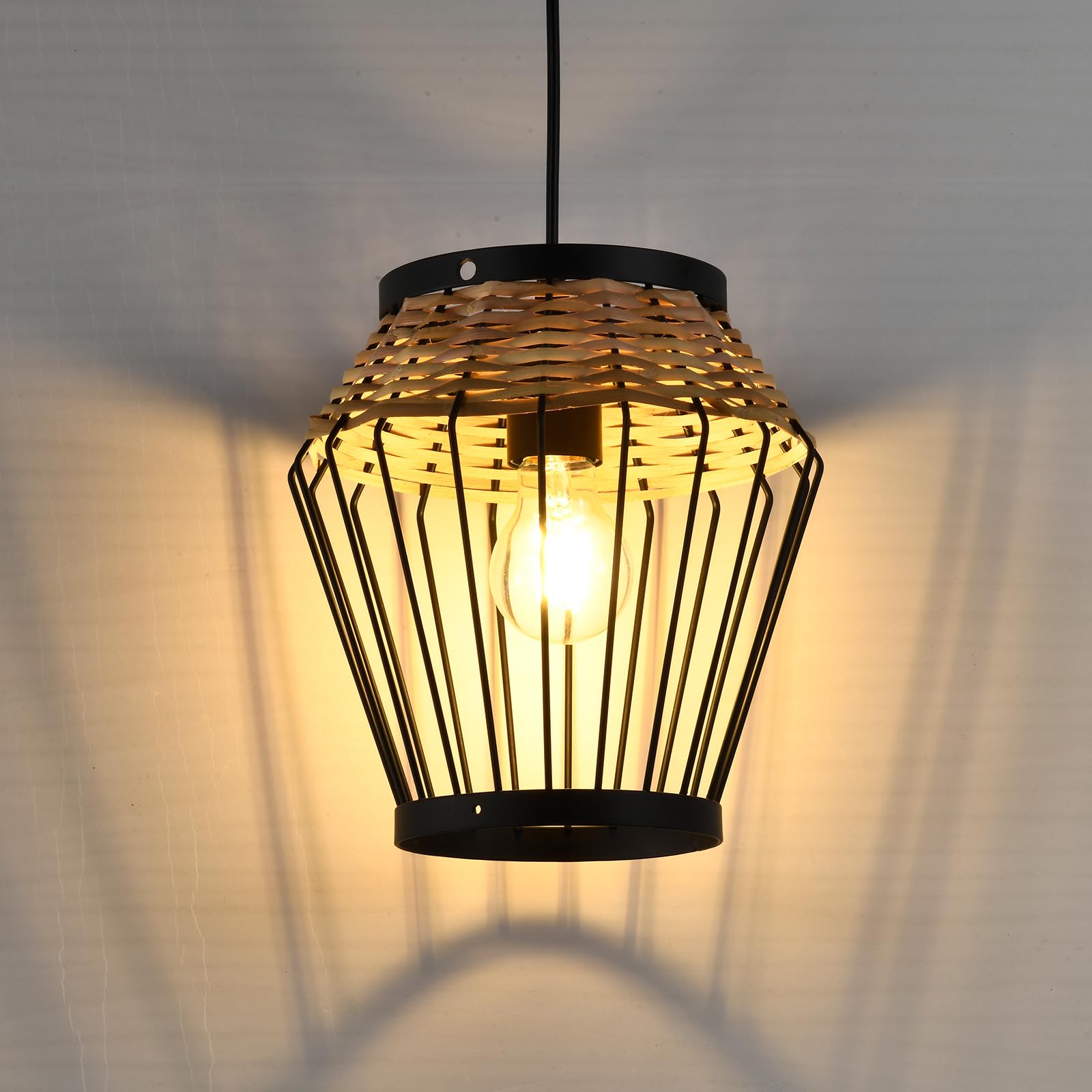 LQWELL® Hängelampe mit schwarzem Metallrahmen und Rattankorb, warmes Licht im Inneren