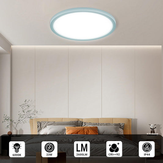 Runde LED-Deckenleuchte mit türkisfarbenem Ring und gleichmäßig leuchtender Lichtscheibe