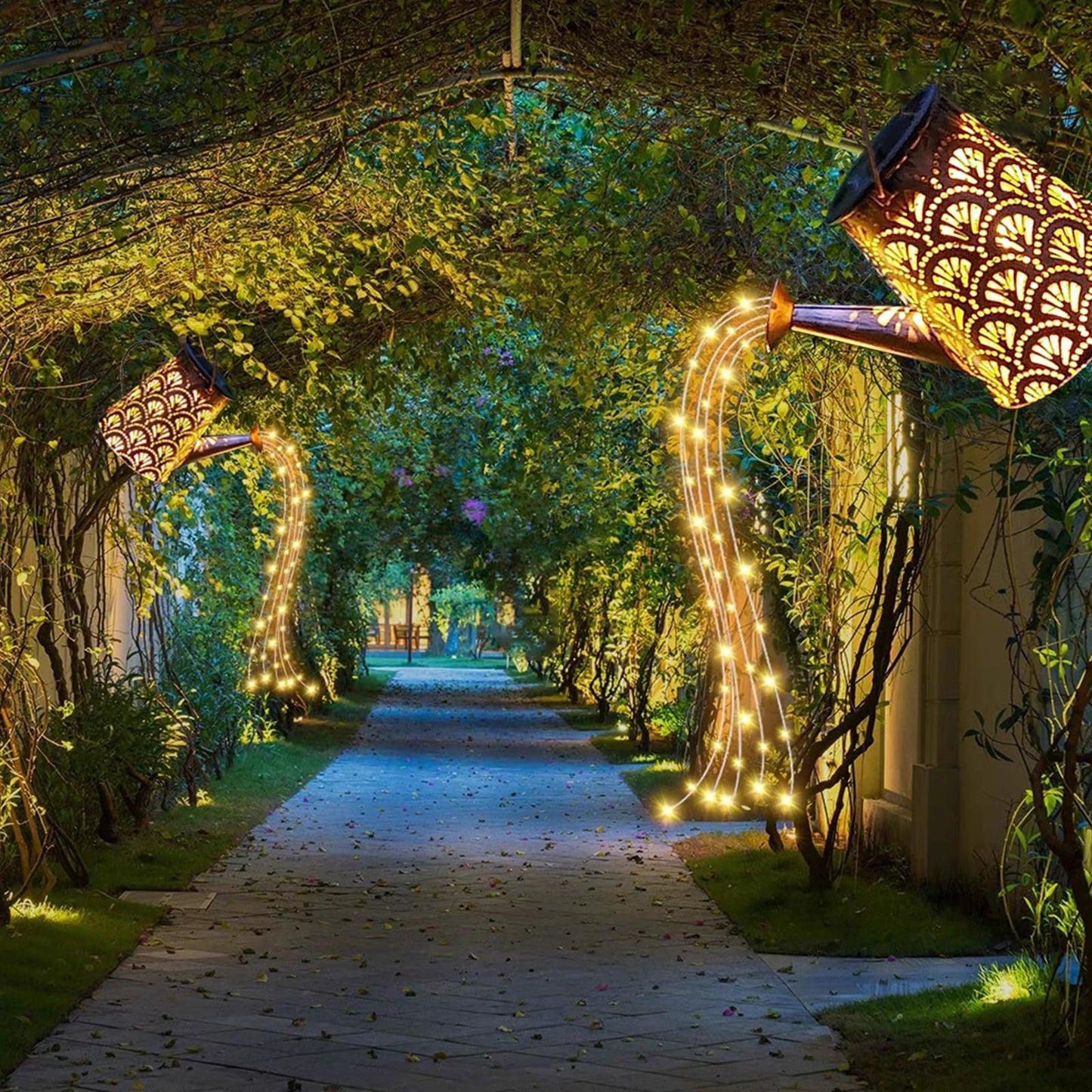 Solar-Gießkannen-Lichterkette, 2 Laternen mit goldbraunem Muster und warmen LED-Lichtfäden