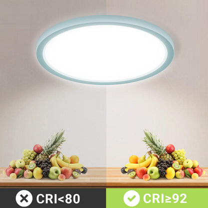 Flache LED-Deckenleuchte mit rundem hellblauem Rand und großer weißer Leuchtfläche