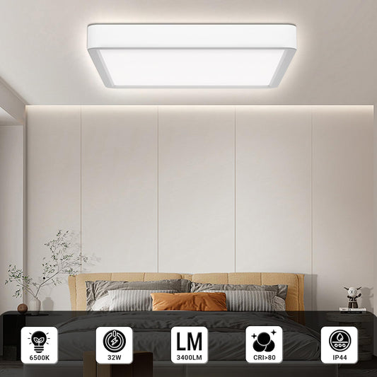 Flache quadratische LED-Deckenleuchte mit weißem Rahmen an der Decke