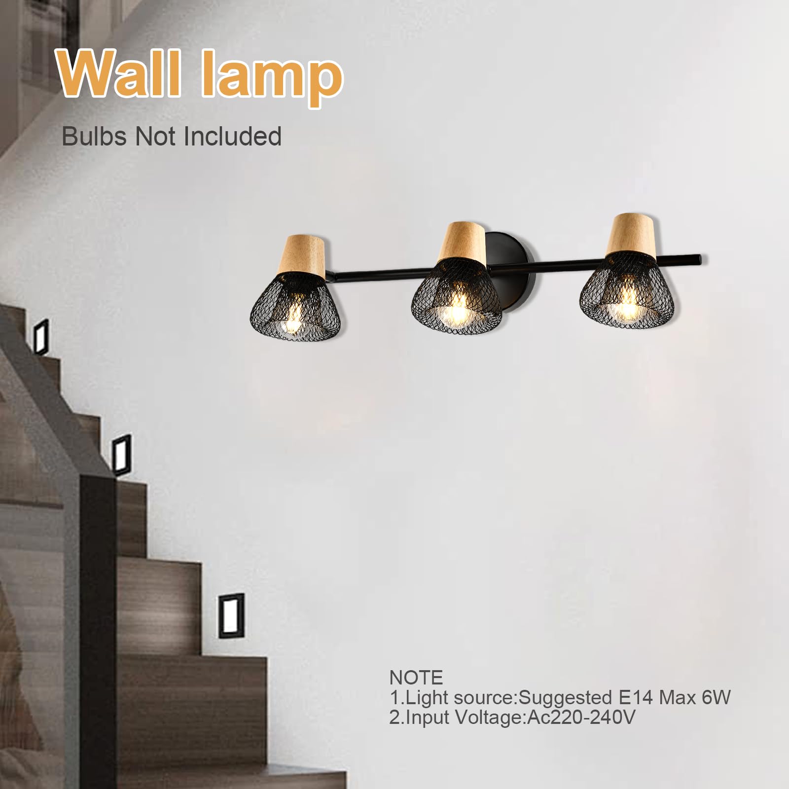 Wandleuchte mit drei Mesh-Lampen auf schwarzem Wandbalken, Holzsockel und Metallrahmen
