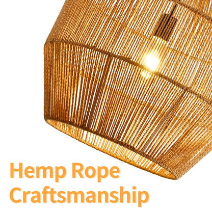 Rattan-Lampenschirm im Detail mit warmem Licht durch die Flechtung