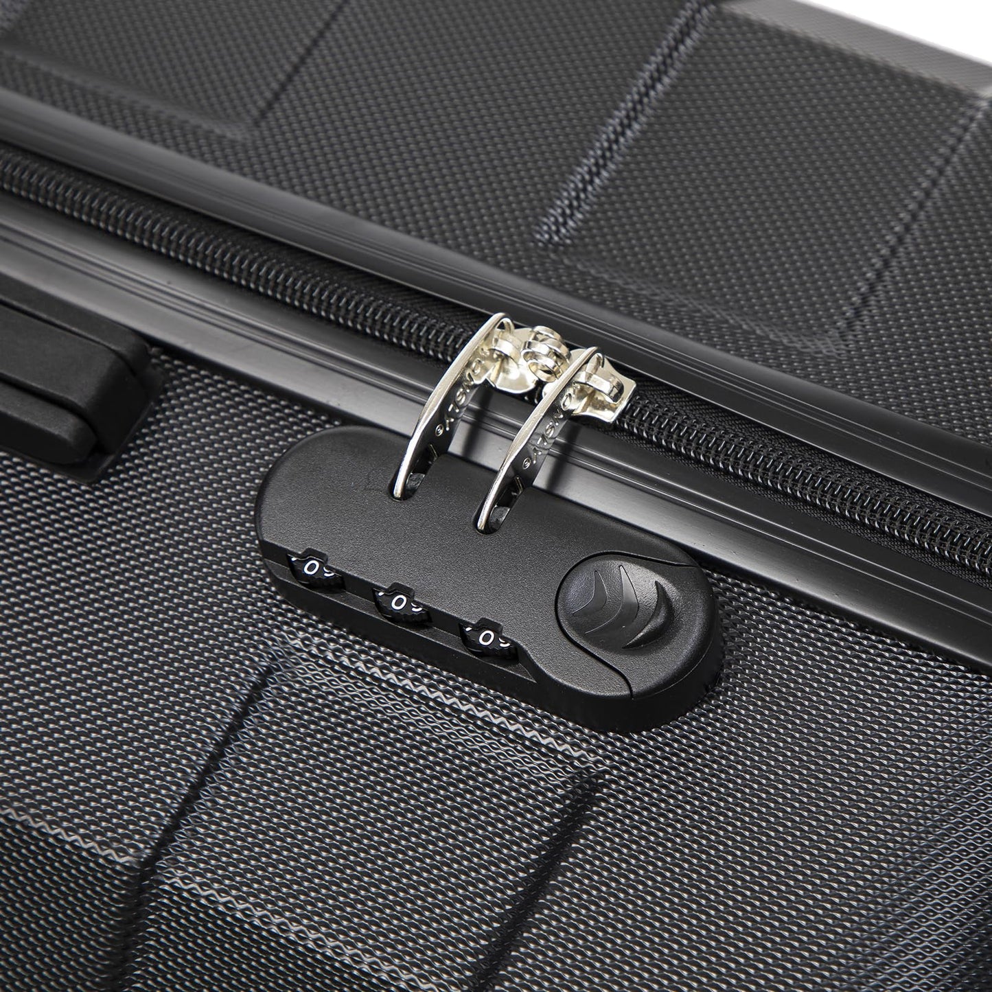 Reisekoffer: Zahlenschloss am Reißverschluss, Detail der Schieber-/Zipper-Abdeckung