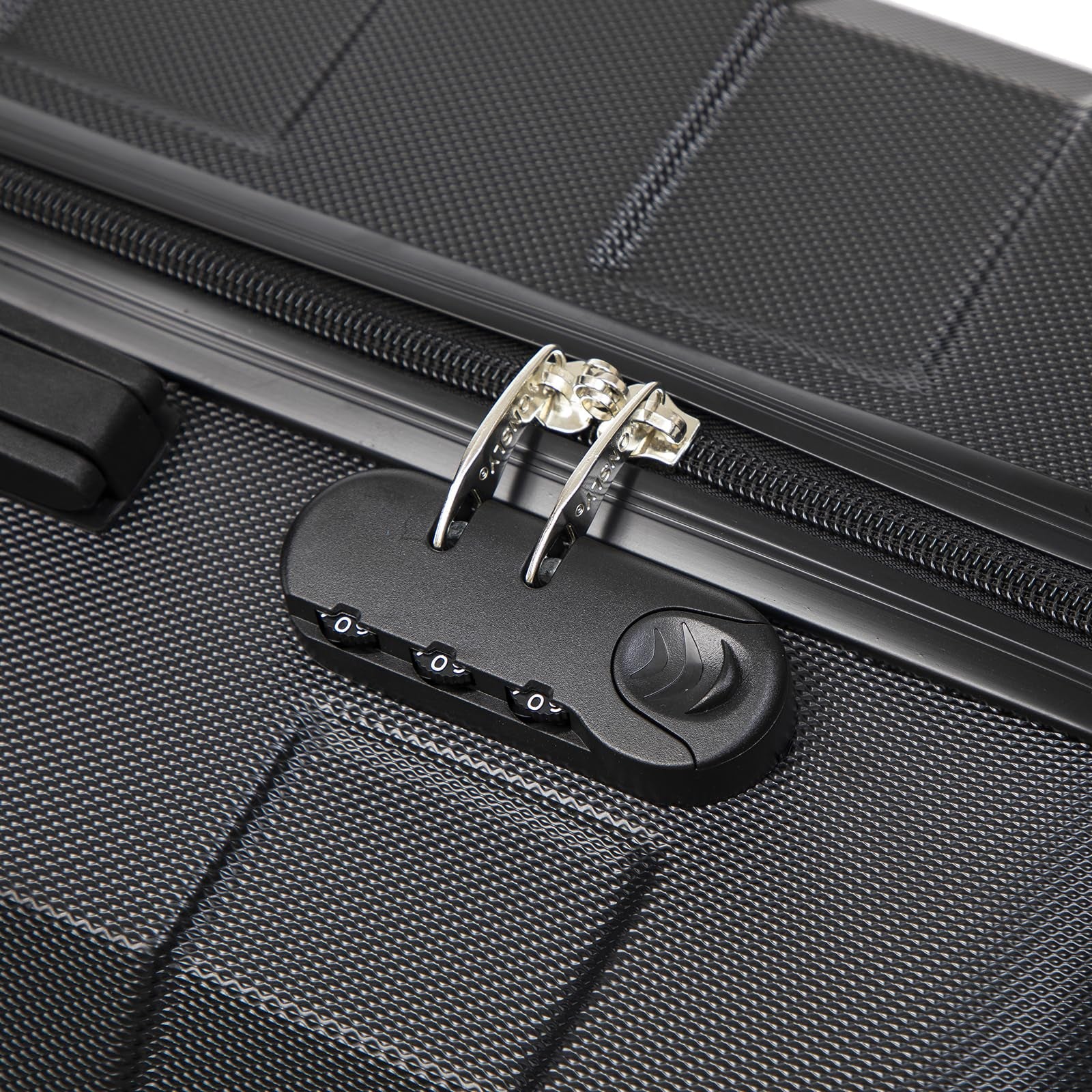Reisekoffer: Zahlenschloss am Reißverschluss, Detail der Schieber-/Zipper-Abdeckung