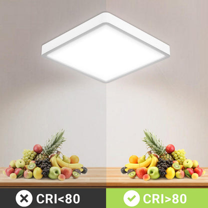 Flache quadratische LED-Deckenleuchte mit weißem Rahmen, leuchtet an der Decke