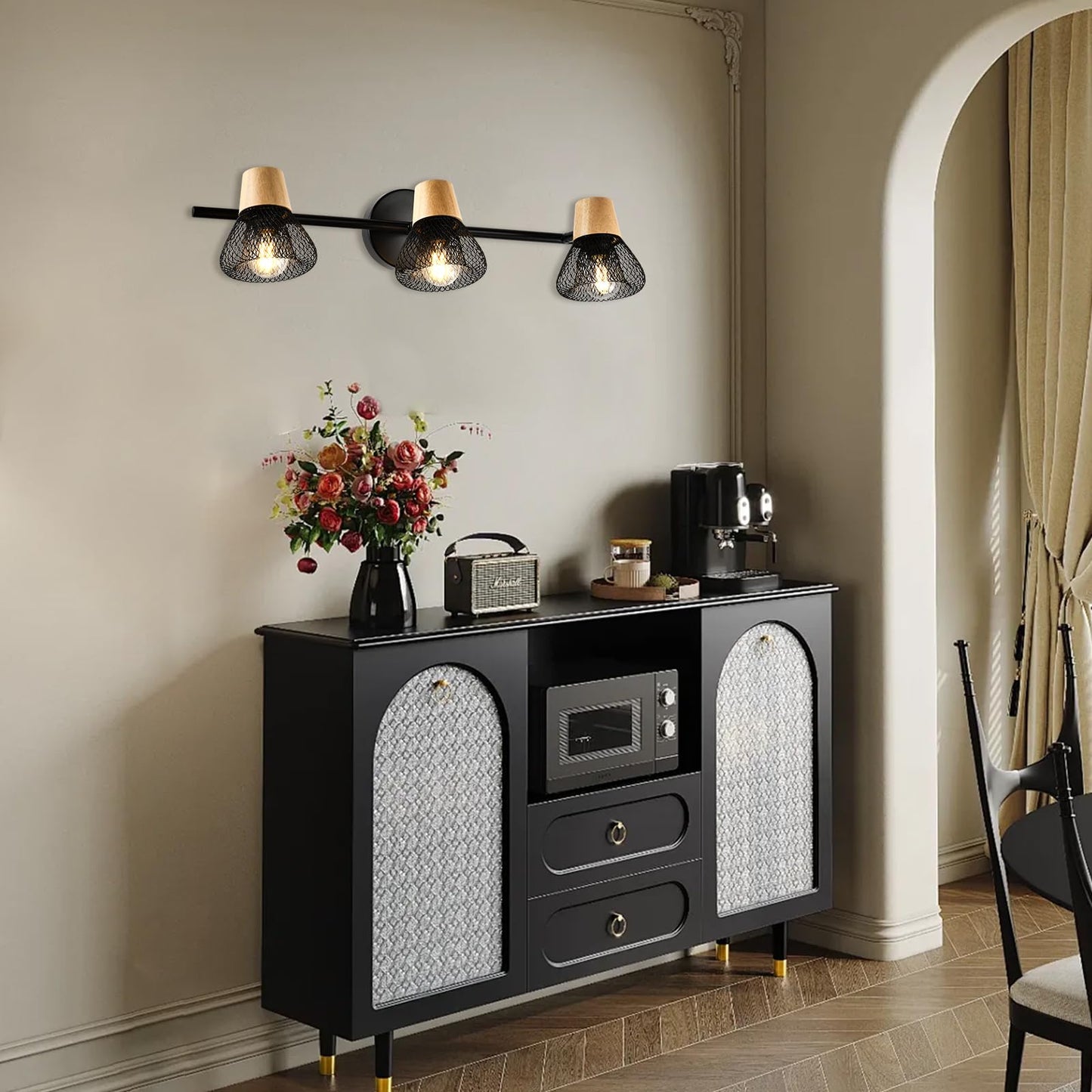 Wandleuchte mit drei Mesh-Schirmen über dem Sideboard, mattschwarz und Holzsockel