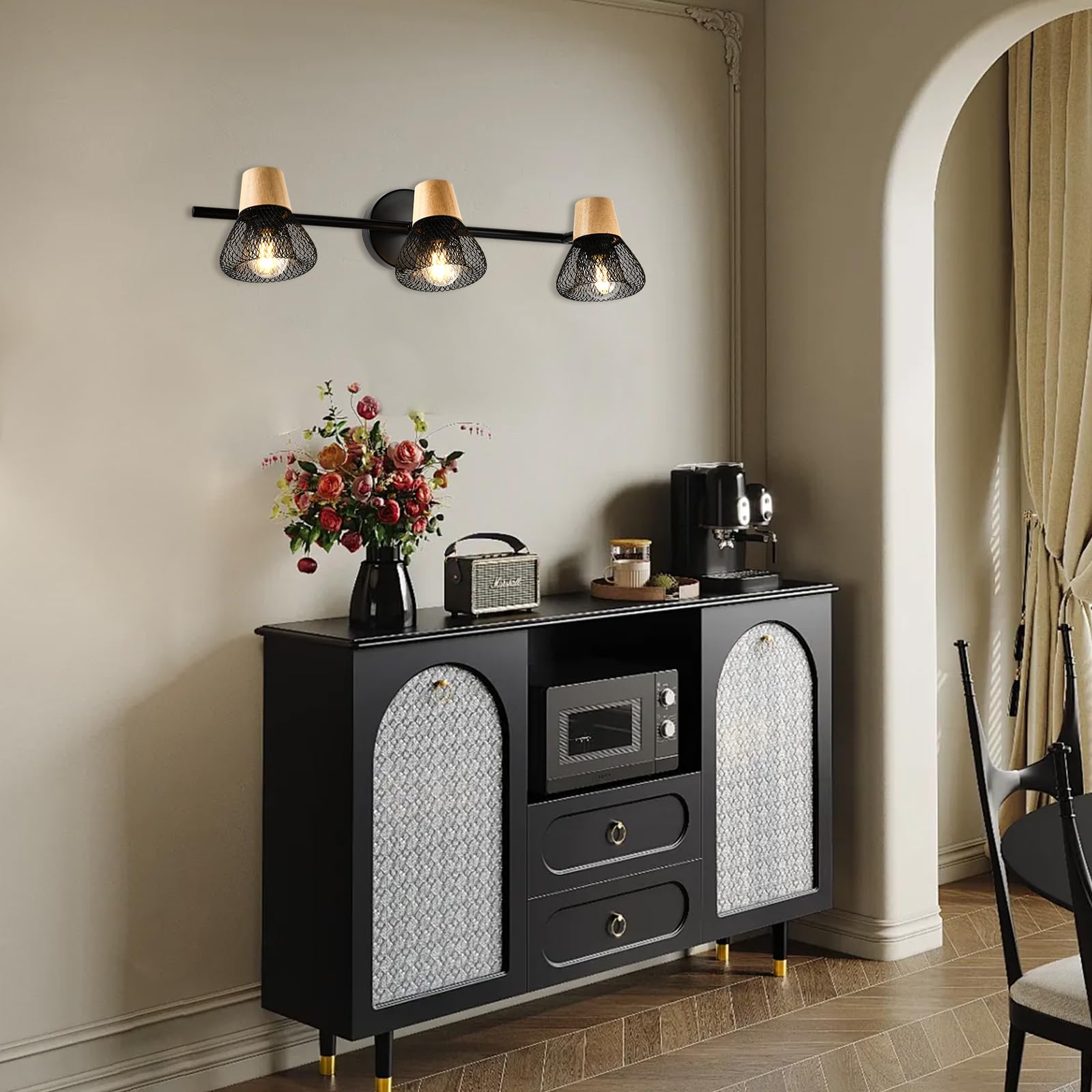 Wandleuchte mit drei Mesh-Schirmen über dem Sideboard, mattschwarz und Holzsockel