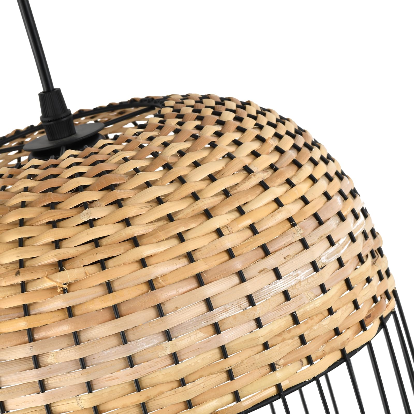 Rattan-Lampenschirm mit feinem Flechtmuster und schwarzem Drahtgitter am Rand