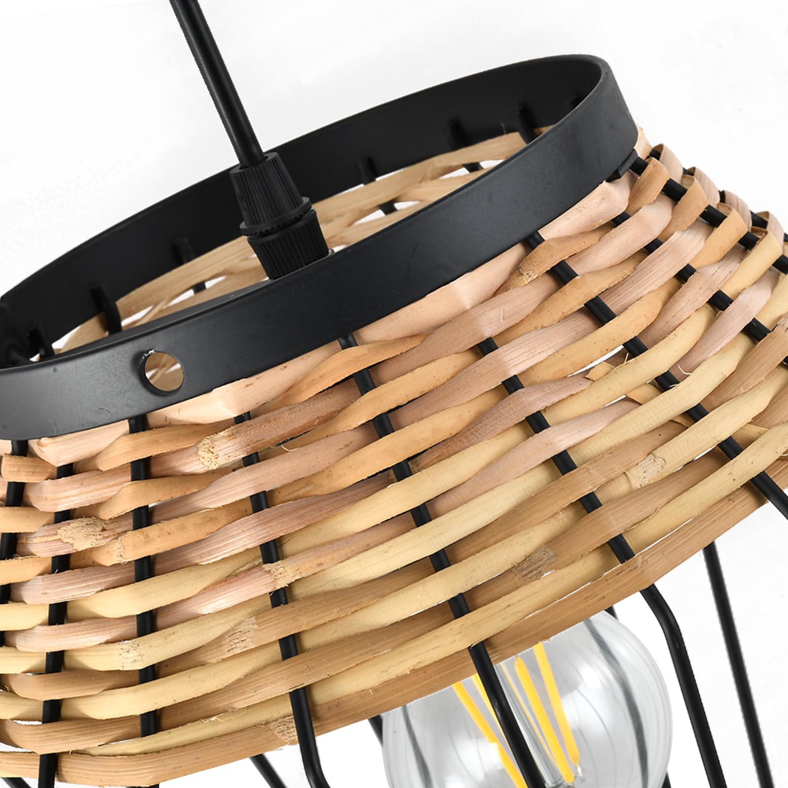 Rattankorb der LQWELL® Hängelampe mit schwarzem Metallring und Aufhängung