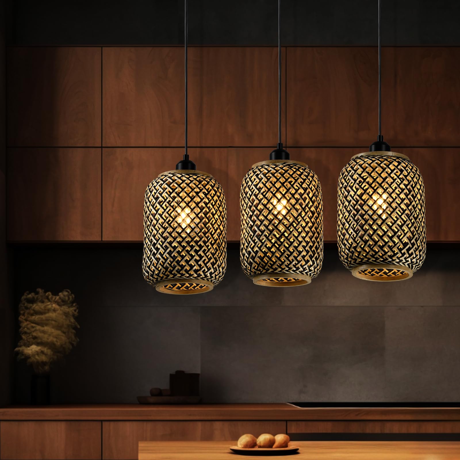 Pendellampen-Set mit drei Rattan-Laternen im warmen Licht, schwarz-gold geflochten