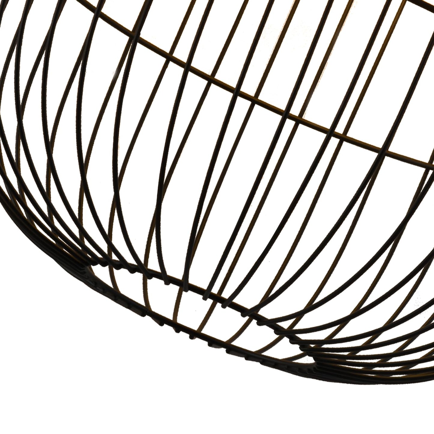 Unterseite der Hängelampe: schwarzes Metallgitter mit rattanem Schirm
