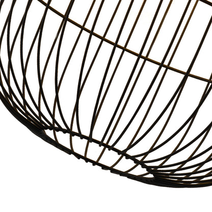 Unterseite der Hängelampe: schwarzes Metallgitter mit rattanem Schirm