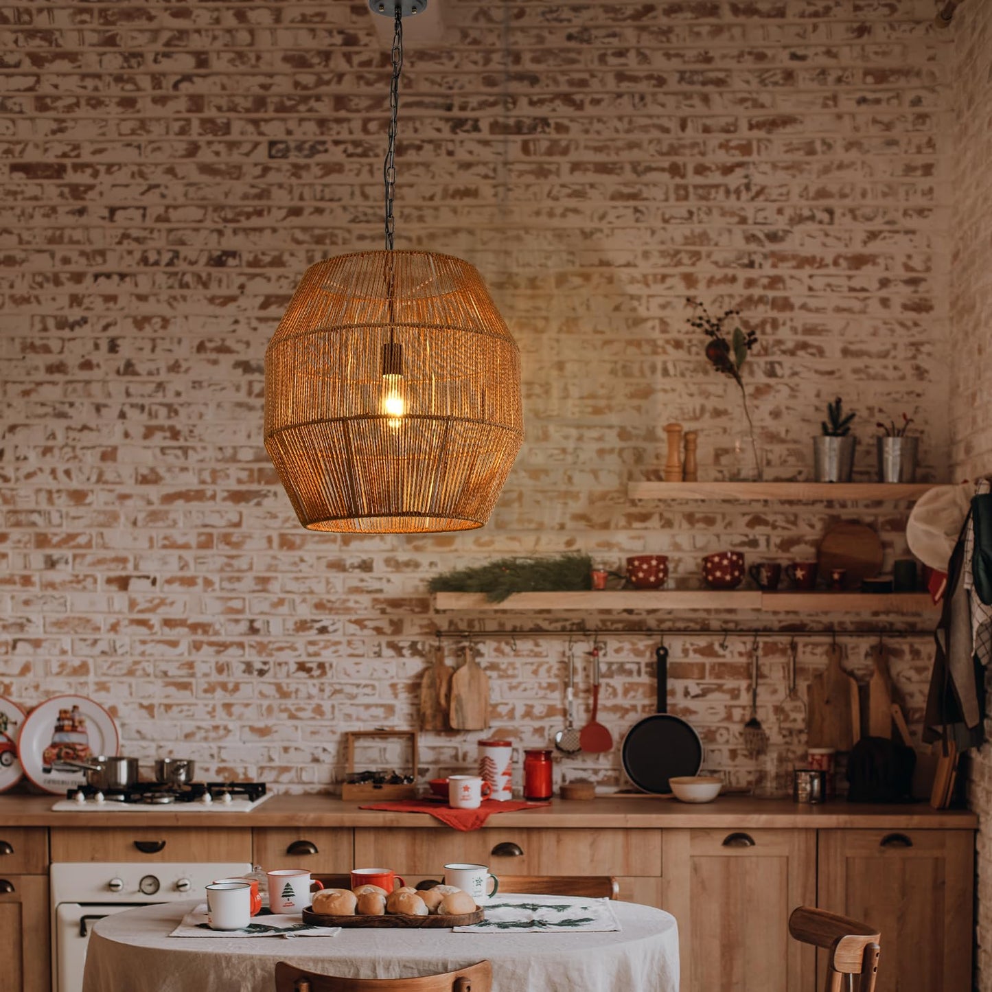 Hängelampe mit Rattan-Lampenschirm an einer Kette über dem Küchenbereich