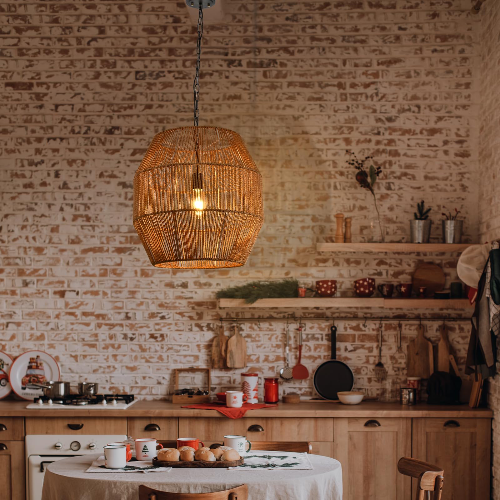 Hängelampe mit Rattan-Lampenschirm an einer Kette über dem Küchenbereich