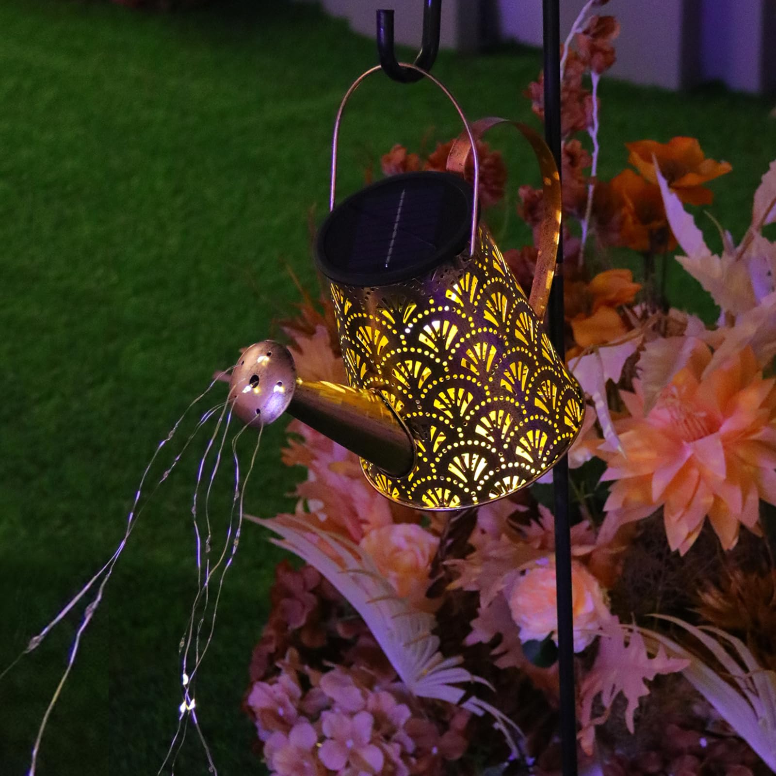 Solar-Gießkanne-Laterne mit goldbraunem Muster und warmen LED-Lichtfäden am Gartenstab