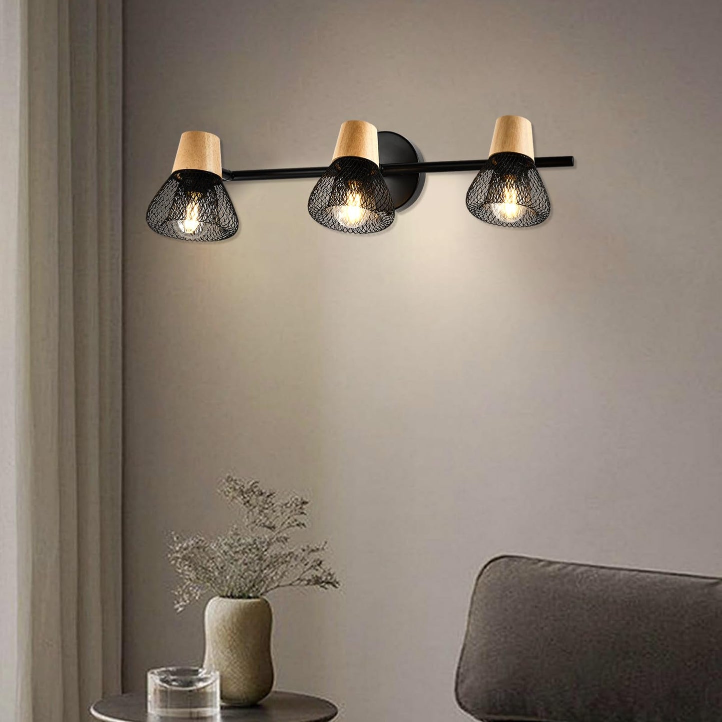 Wandleuchte mit drei Mesh-Schirmen an der Wand, schwarzer Balken und Holzsockel