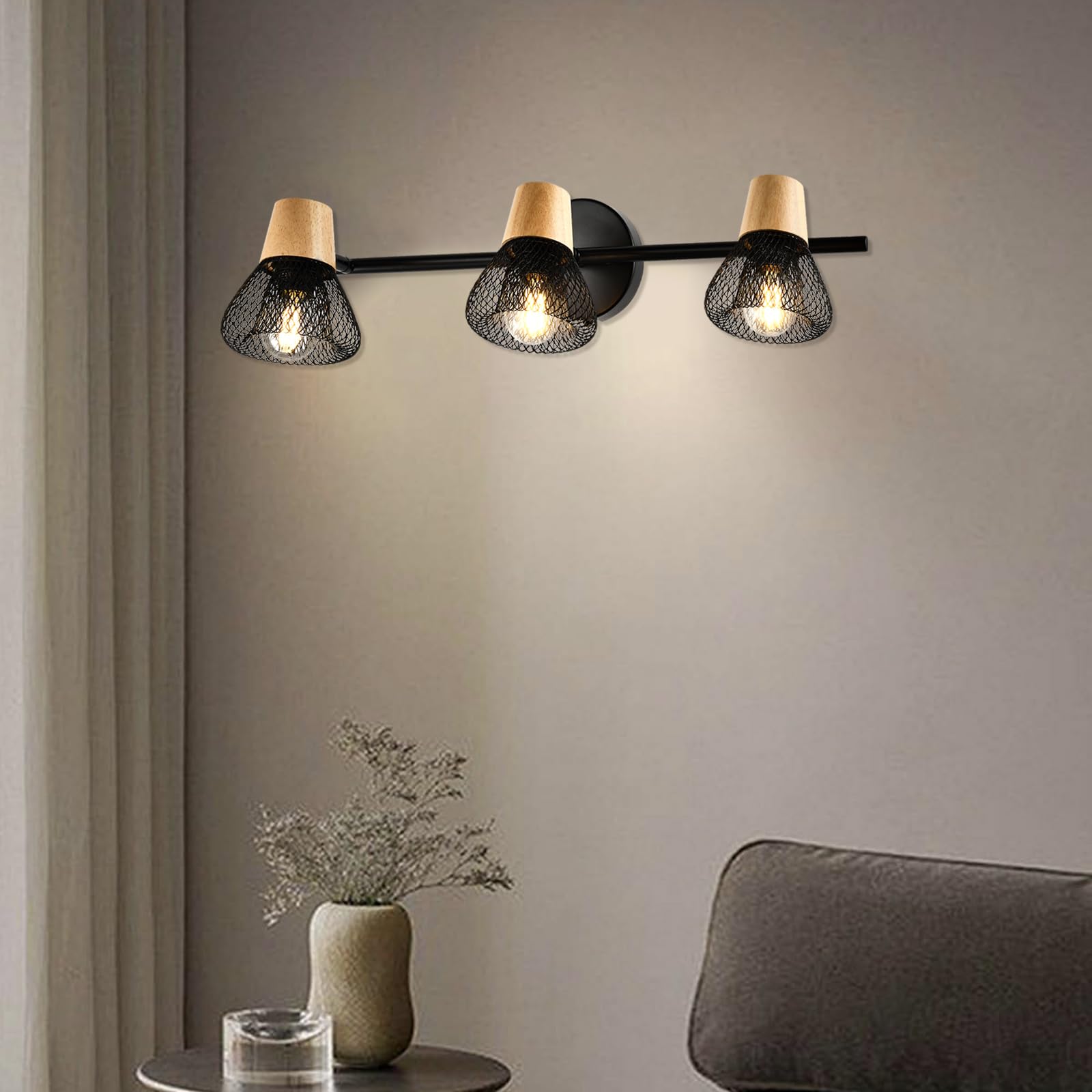 Wandleuchte mit drei Mesh-Schirmen an der Wand, schwarzer Balken und Holzsockel