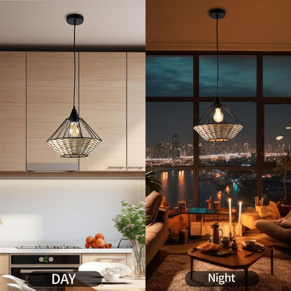 Zwei Hängelampen mit schwarzem Käfig und Weidengeflecht über Küchenzeile.