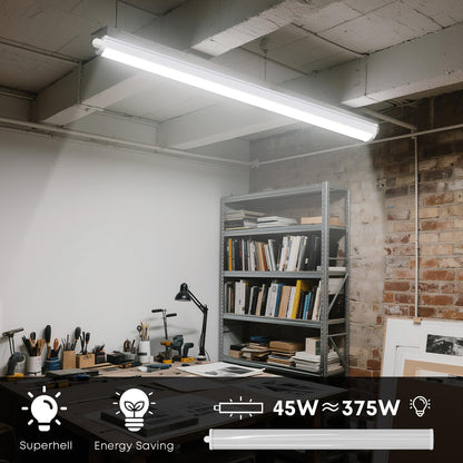 LED-Feuchtraumleuchte in der Werkstattdecke, weißer Leuchtbalken
