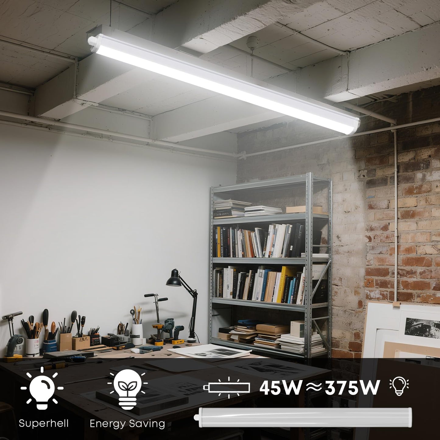 LED-Feuchtraumleuchte in der Werkstatt, weißes Wannenprofil unter der Decke.