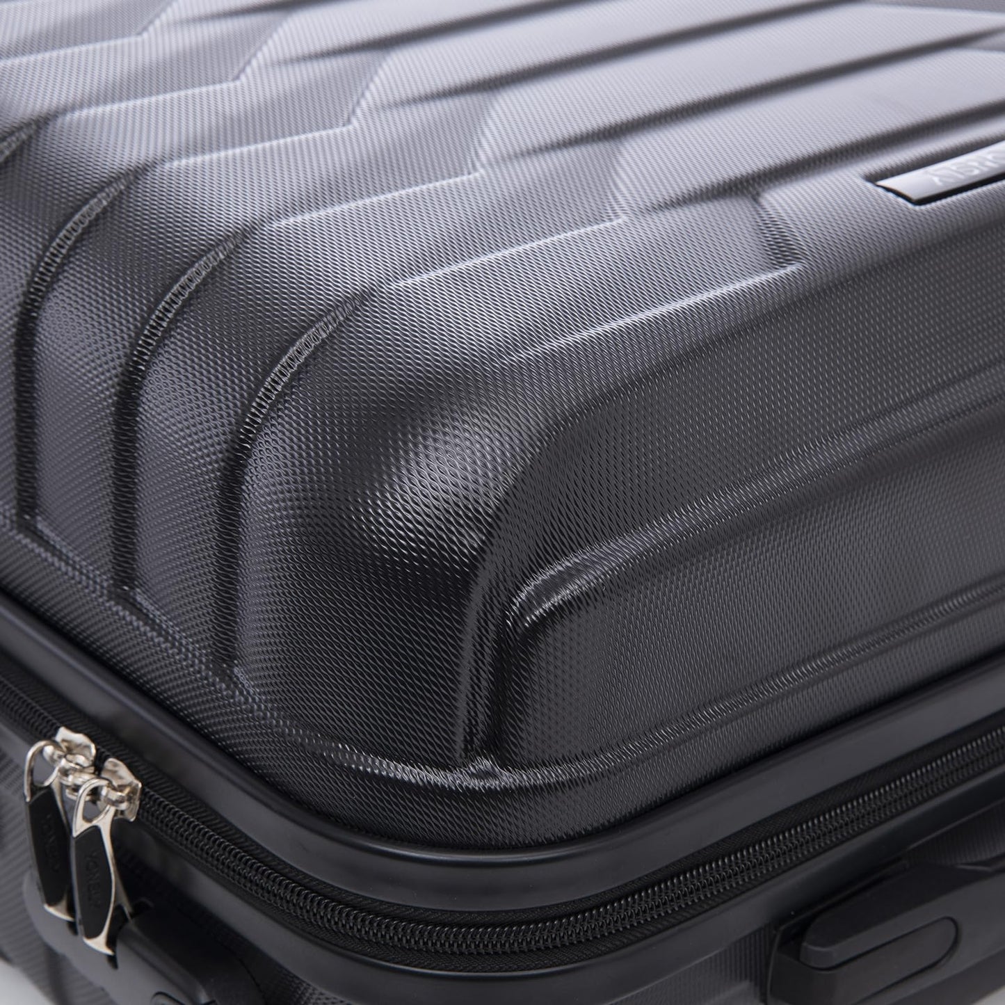 Schwarzer Hartschalenkoffer an der Ecke mit Reißverschluss und Zipper-Schutz
