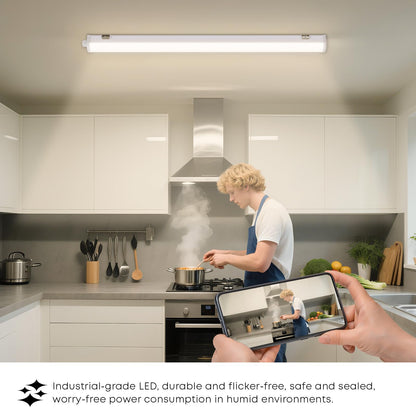 LED-Feuchtraumleuchte in der Küche über Kopf, weißes Gehäuse mit Leuchtstreifen