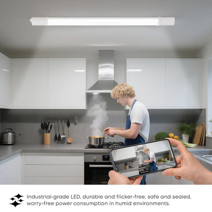 LED-Feuchtraumleuchte an der Küchendecke, lange weiße Wanne im Sichtfeld