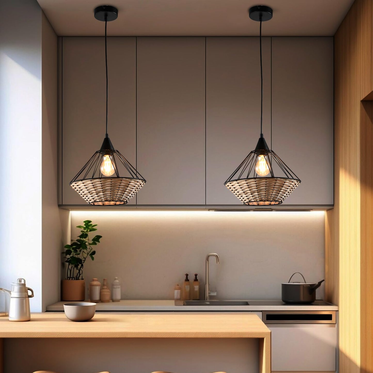 Zwei hängende Lampen mit schwarzem Metallkäfig und sichtbarer Glühbirne über Küche.