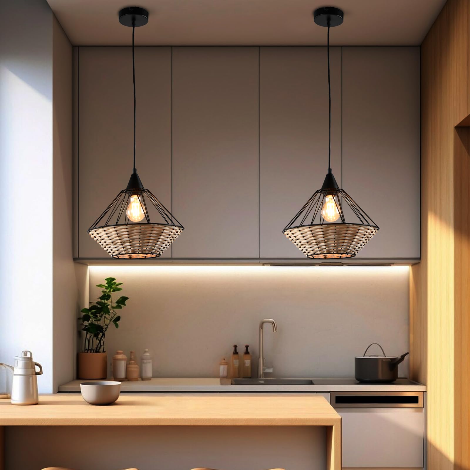 Zwei hängende Lampen mit schwarzem Metallkäfig und sichtbarer Glühbirne über Küche.