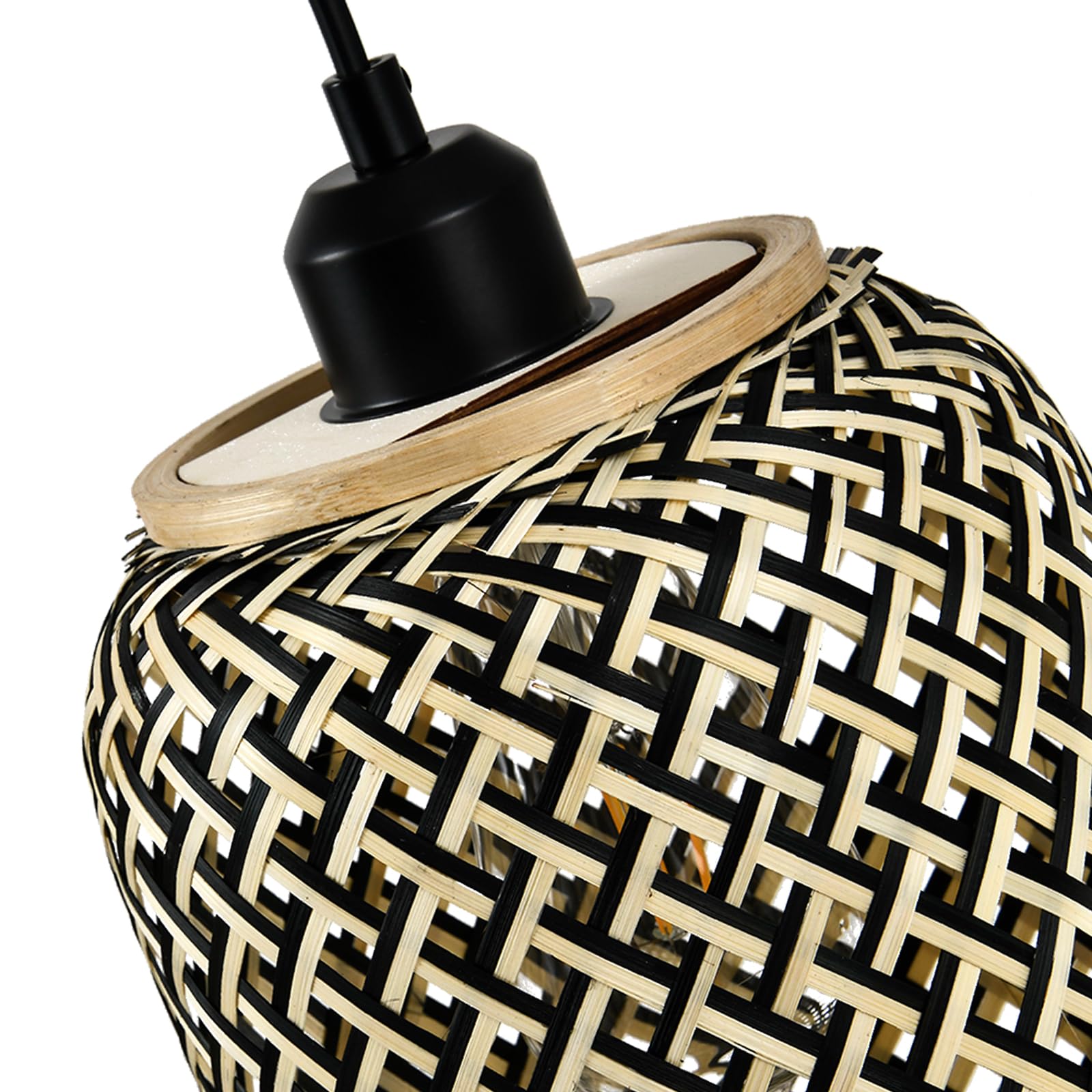 Rattanschirm einer Pendellampe, schwarz-gold geflochten, mit schwarzem Lampensockel