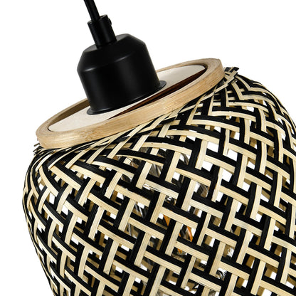 Rattanschirm einer Pendellampe, schwarz-gold geflochten, mit schwarzem Lampensockel
