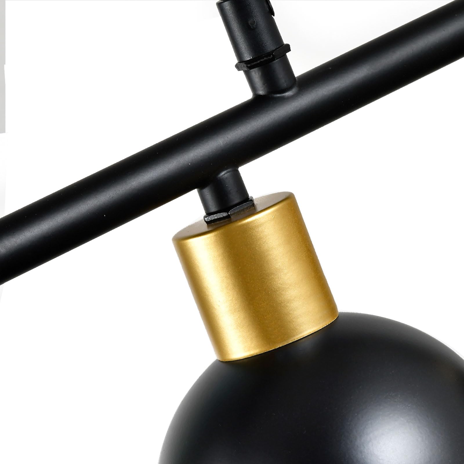 Pendellampen-Fassung am Querbalken: schwarzes Metallrohr mit goldfarbenem Ring