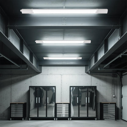 LED-Feuchtraumleuchte an der Decke, mehrere lange Lichtbalken in einer Reihe.