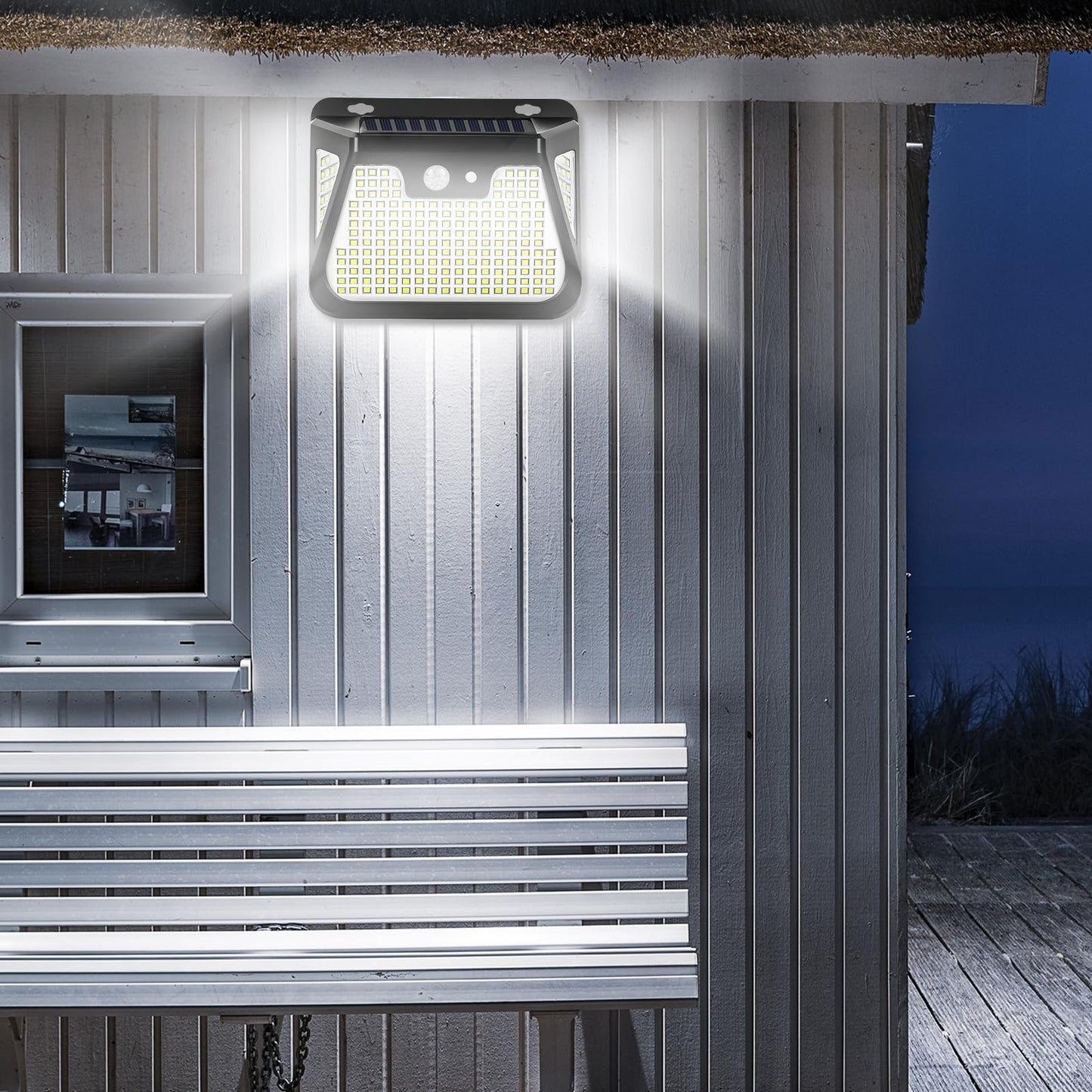 LED-Solar-Wandleuchte mit Bewegungsmelder, helles Licht auf der Fassade, schwarzes Gehäuse