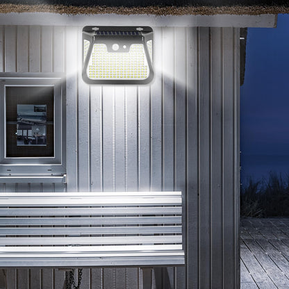 LED-Solar-Wandleuchte mit Bewegungsmelder, helles Licht auf der Fassade, schwarzes Gehäuse
