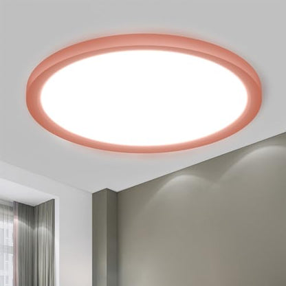 Runde LED-Deckenleuchte mit rosafarbenem Rahmen, flach gebaut, gleichmäßiges Licht.