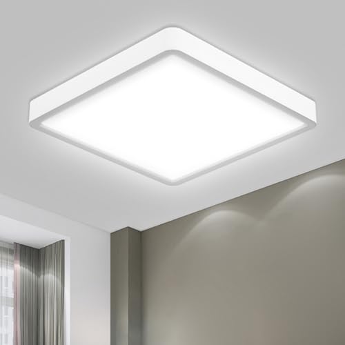 Quadratische LED-Deckenleuchte, flach mit weißem Rahmen, gleichmäßiger Lichtaustritt.