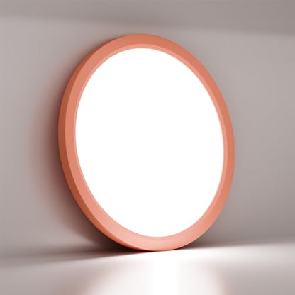 Runde LED-Deckenleuchte mit rosafarbenem Rand, flaches Leuchtengehäuse, warmes Licht.