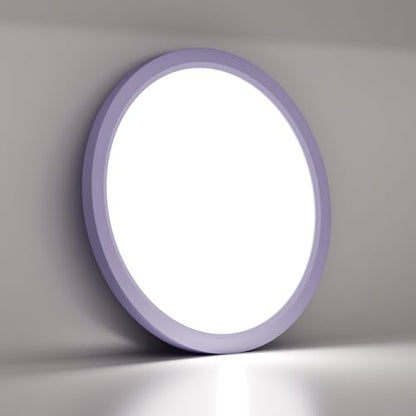 Runde LED-Deckenleuchte im Nahblick mit lila Außenring und weißer Leuchtfläche