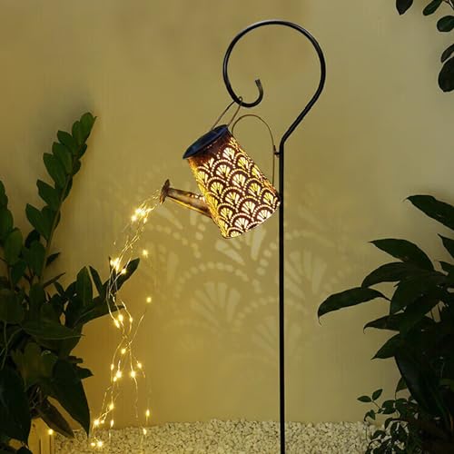 Solar-Gießkanne mit Lichterkette, goldmusterndes Gefäß am Stab mit warmweißen LEDs