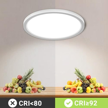 Runde flache LED-Deckenleuchte mit weißem Rahmen und gleichmäßigem Lichtkreis