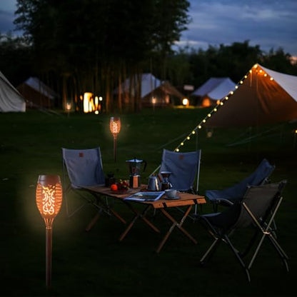 Solar-Fackelleuchte am Gartenweg, orange Flammenlicht auf schlankem Stab, mehrere Leuchten