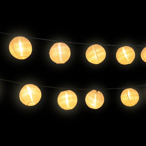Warmweiße Papier-Laternen einer Lichterkette, gleichmäßig entlang des Seils beleuchtet