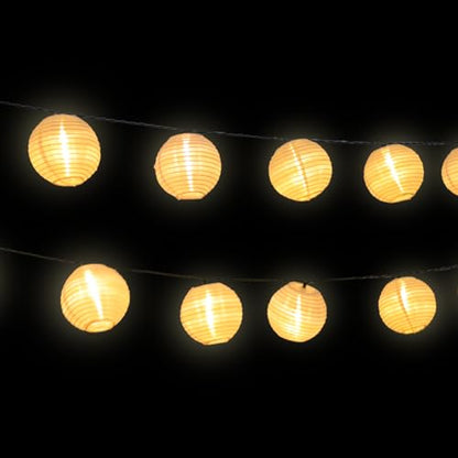 Warmweiße Papier-Laternen einer Lichterkette, gleichmäßig entlang des Seils beleuchtet