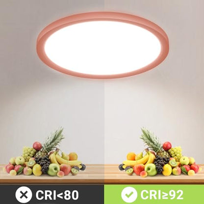 Runde LED-Deckenleuchte mit rosafarbenem Ring, flache Form, helles LED-Licht.