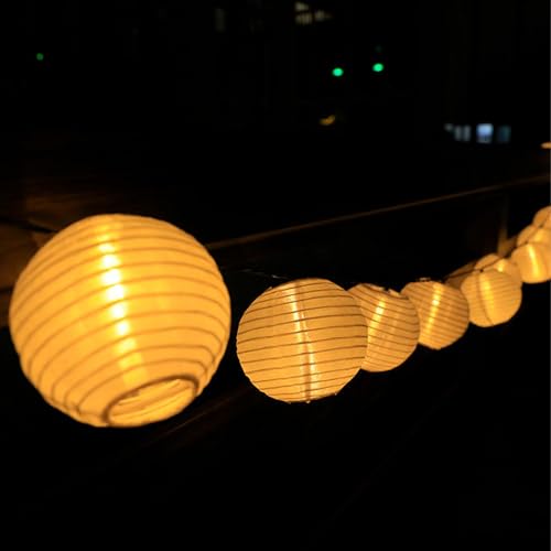 Solar-Lichterkette mit warmweißen Laternenlampions, gerippte runde Papierkugeln