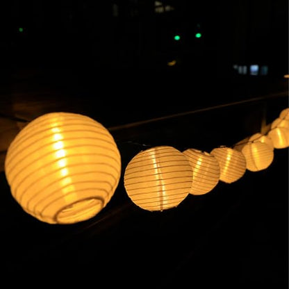 Solar-Lichterkette mit warmweißen Laternenlampions, gerippte runde Papierkugeln
