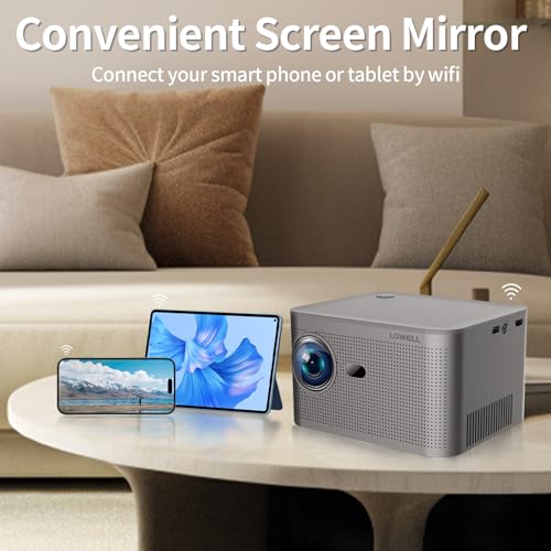 Mini-Projektor LQWELL® grau auf Tisch, vorn Linse und Seitenöffnungen sichtbar