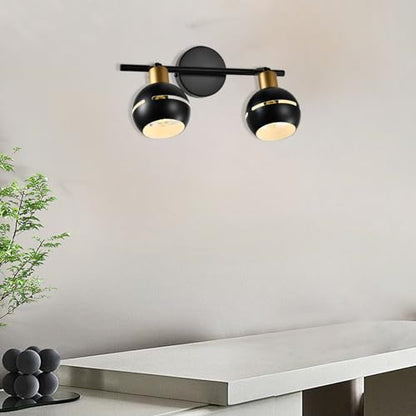 LED-Deckenstrahler mit zwei schwarzen Spots und goldenen Zierhülsen, an der Decke montiert